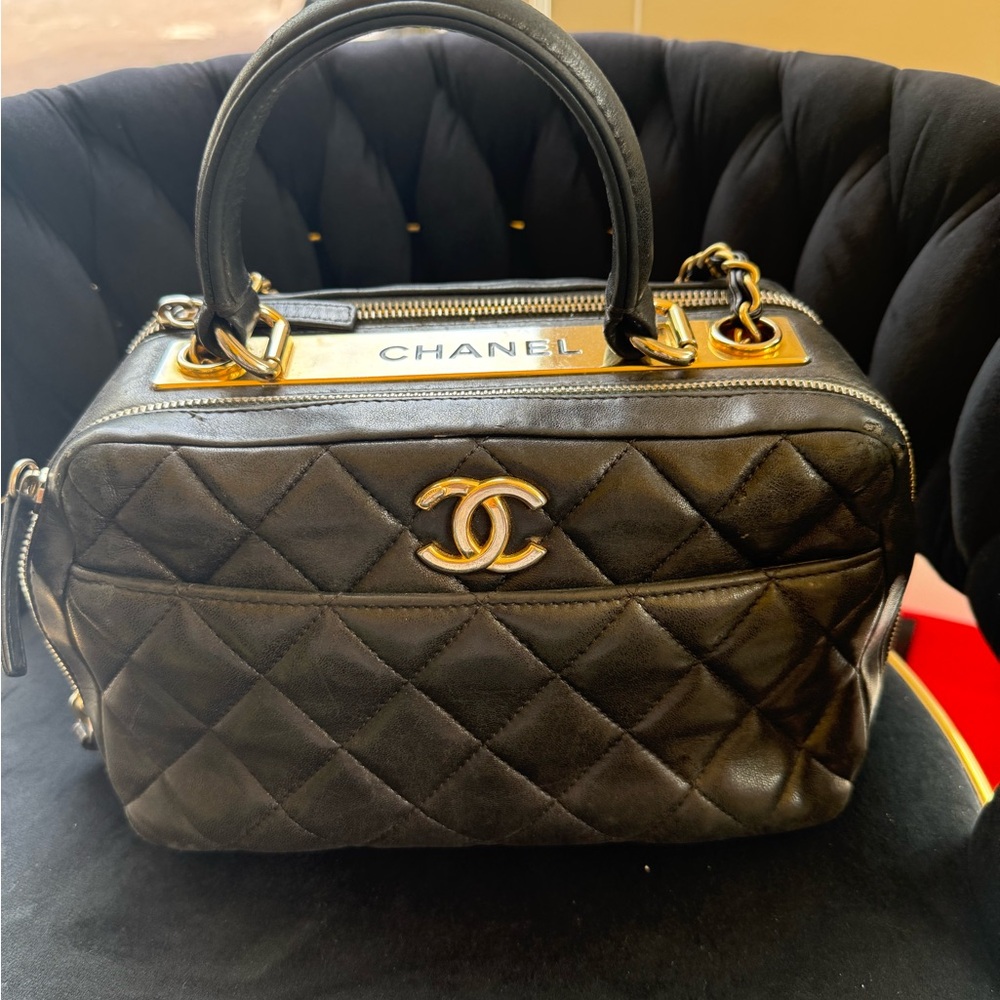CHANEL Black Quilted Crossbody Bag with Gold Chain